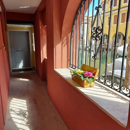 Canal Vena Apartsuite House *